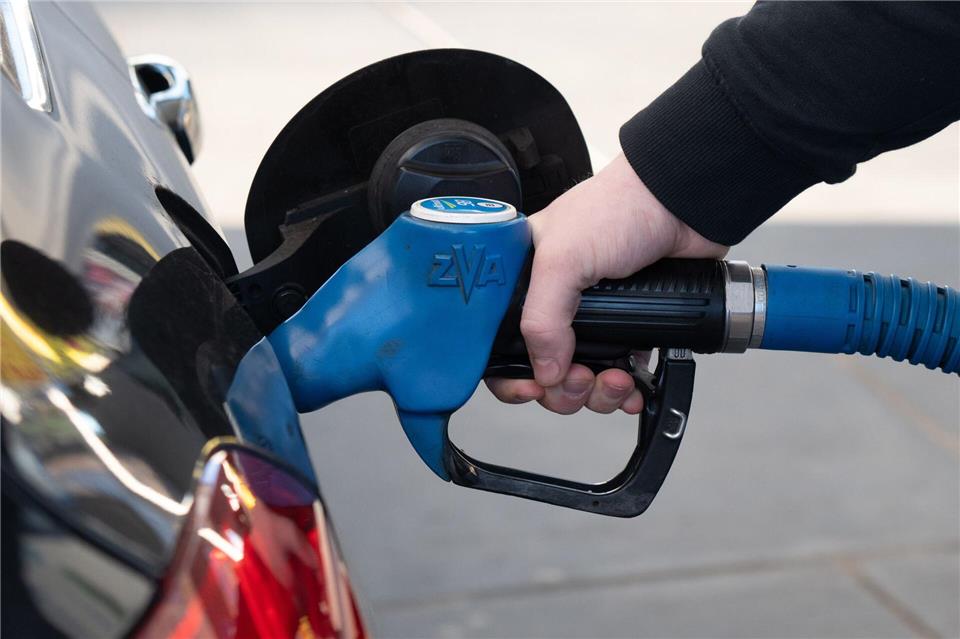 Eine Mehrheit rechnet nicht mit Preissenkungen beim Tanken. (Archivbild)Harald Tittel/dpa