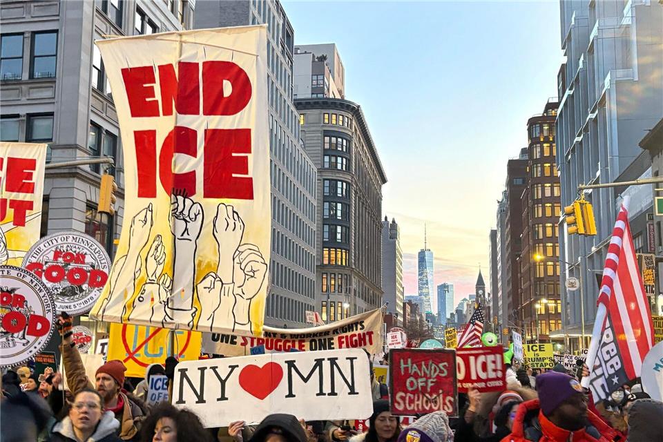 Eine Menschenmenge von Anti-ICE-Demonstranten demonstriert in New York.Krista Kennell/ZUMA Press Wire/dpa