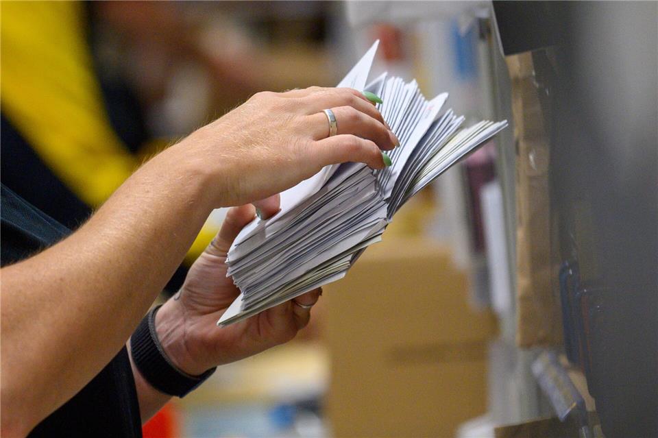 Eine Mitarbeiter der Deutschen Post sortiert in einem Zustellstützpunkt der Post Briefe.Klaus-Dietmar Gabbert/dpa