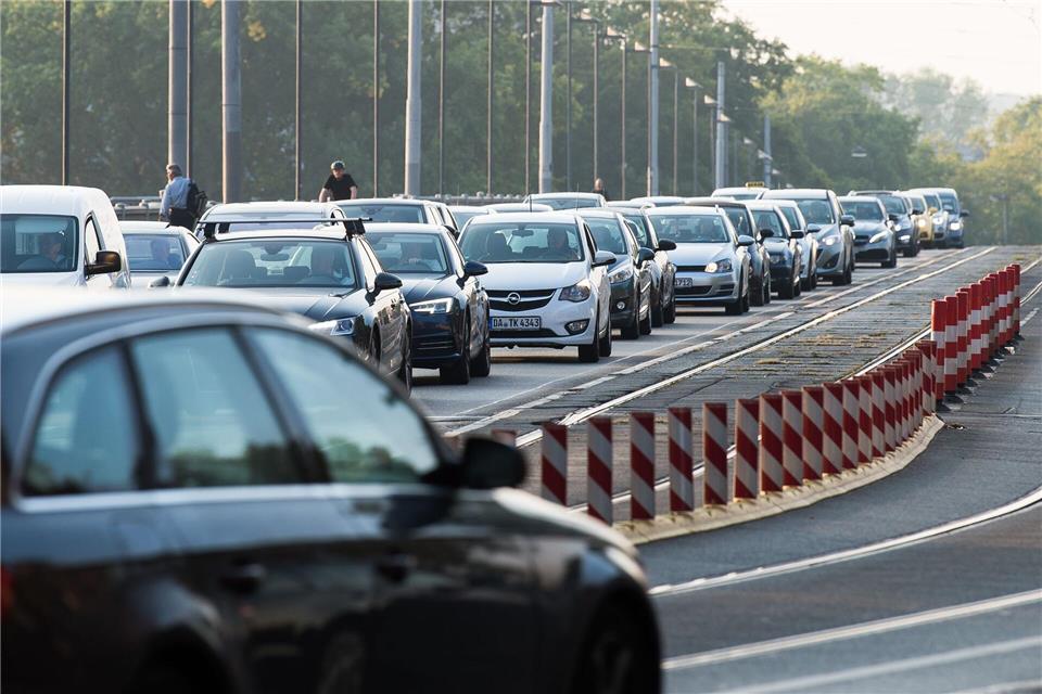 Eine Mitfahr-App soll für weniger Autoverkehr in Marburg sorgen. (Symbolbild)Silas Stein/dpa