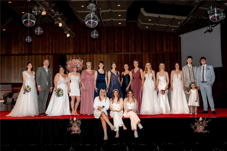 Eine Modenschau zeigt aktuelle Trends.