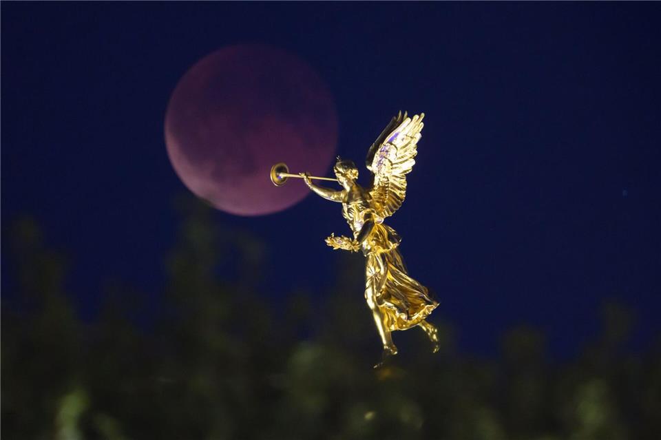 Rötliche Scheibe: Totale Mondfinsternis über Deutschland Eine Mondfinsternis kann es nur bei Vollmond geben.Robert Michael/dpa