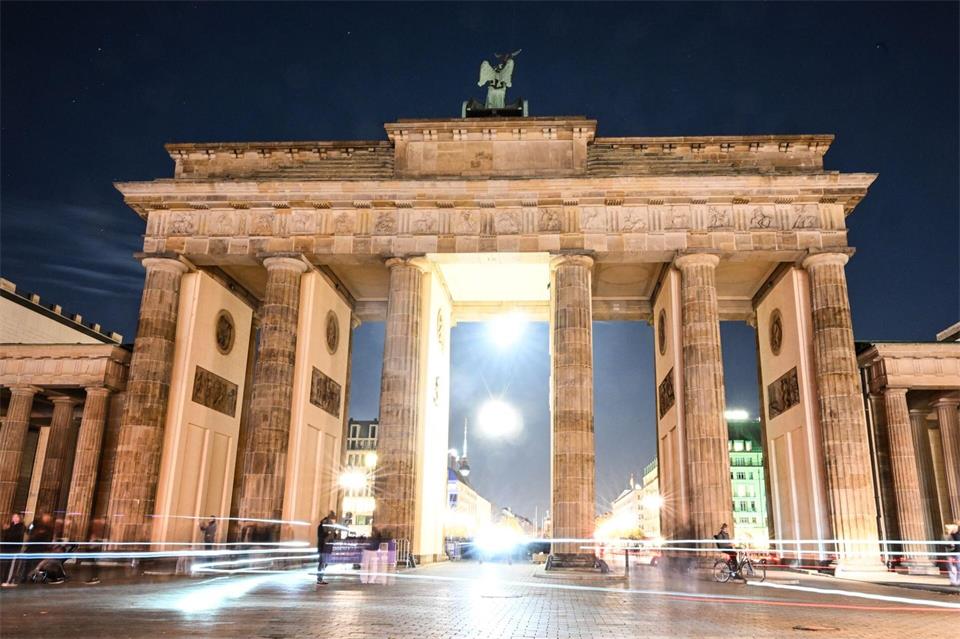Eine Mondleuchte hängt nun im Brandenburger Tor.Britta Pedersen/dpa