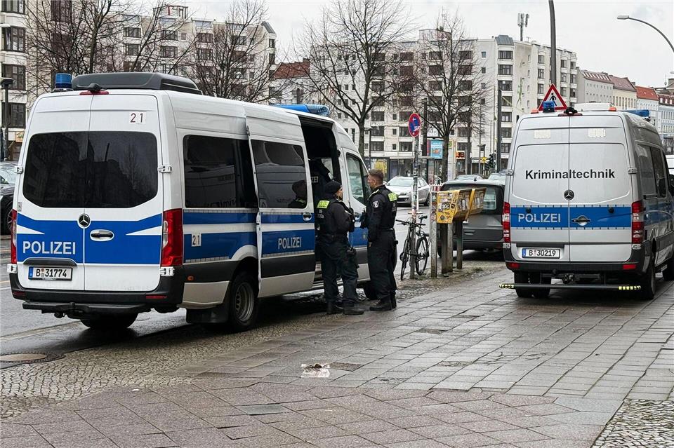 Toter am Bersarinplatz - Kilometerlange Blutspur entdeckt Eine Mordkommission ermittelt in dem Fall.Andreas Rabenstein/dpa