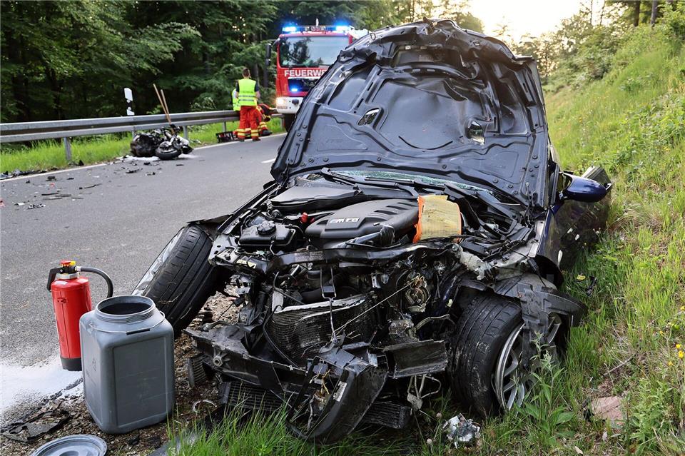 Eine Motorradfahrerin wurde bei dem Unfall lebensgefährlich verletzt. Ralf Hettler/dpa