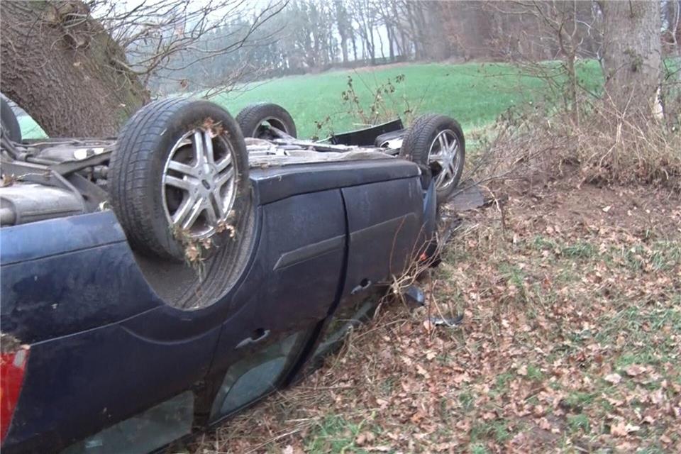 Eine Mutter landet mit ihrem Auto wegen Glatteis auf dem Dach.Nord-West-Media/NMV-TV/dpa