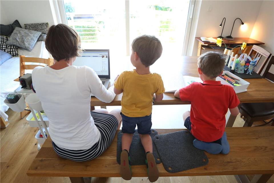 Eine Mutter mit zwei Kindern. (Symbolbild)Karl-Josef Hildenbrand/dpa