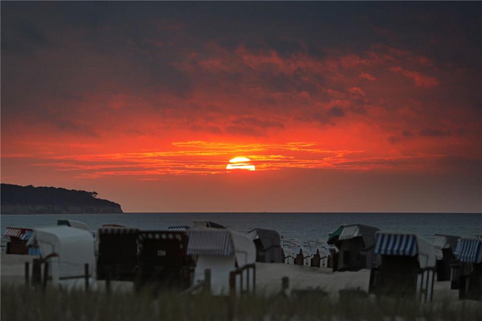 Eine Nacht am Strand ist romantisch - doch Campen am Strand in Mecklenburg-Vorpommern ist verboten und gilt als Ordnungswidrigkeit. (Archivbild) Bernd W�stneck/dpa-Zentralbild/