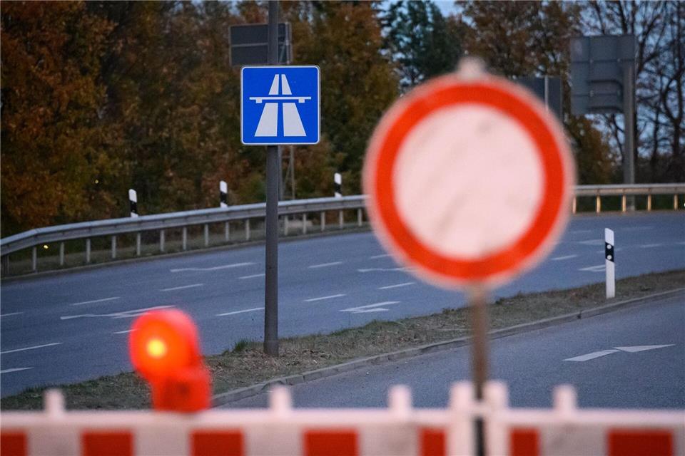 Eine Nacht lang wird laut der Autobahn GmbH Südost an dem Abschnitt im Berliner Raum gearbeitet. (Symbolbild)Jonas Walzberg/dpa
