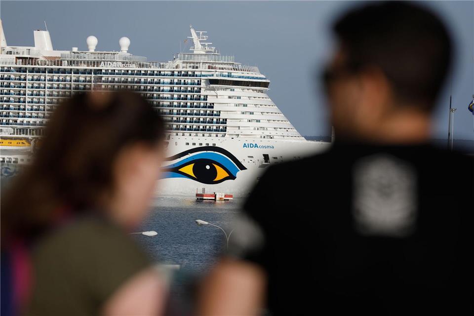Eine Neuerung im Sommerflugplan ist die Verbindung nach Mallorca für Gäste des Kreuzfahrtschiffs Aidacosma. (Symbolbild)Clara Margais/dpa