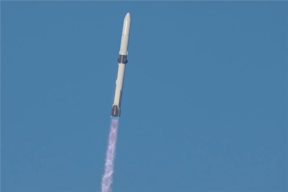 Eine „New Glenn“ Rakete des Weltraumunternehmens Blue Origin hebt vom Launch Complex 36 der Cape Canaveral Space Force Station ab.John Raoux/AP/dpa