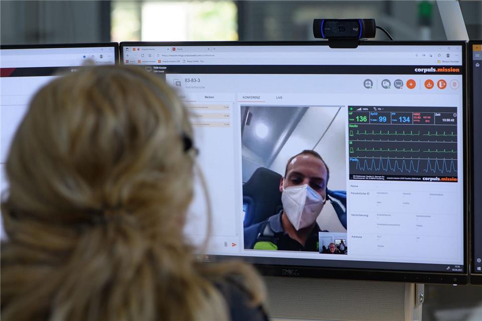 So soll der Rettungsdienst in Sachsen-Anhalt besser werden Eine Notärztin der Telenotfallmedizin spricht während eines Einsatzes mit einem Notfallsanitäter. (Symbolbild)Swen Pförtner/dpa