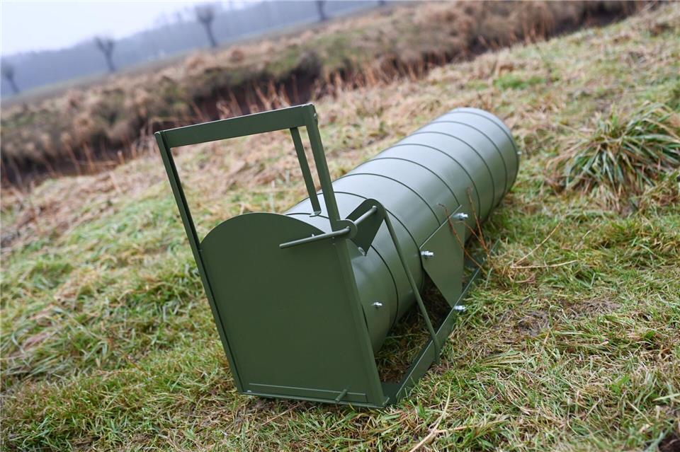 Eine Nutria-Falle liegt bei einem Pressetermin des Landkreises Emsland.Lars Penning/dpa
