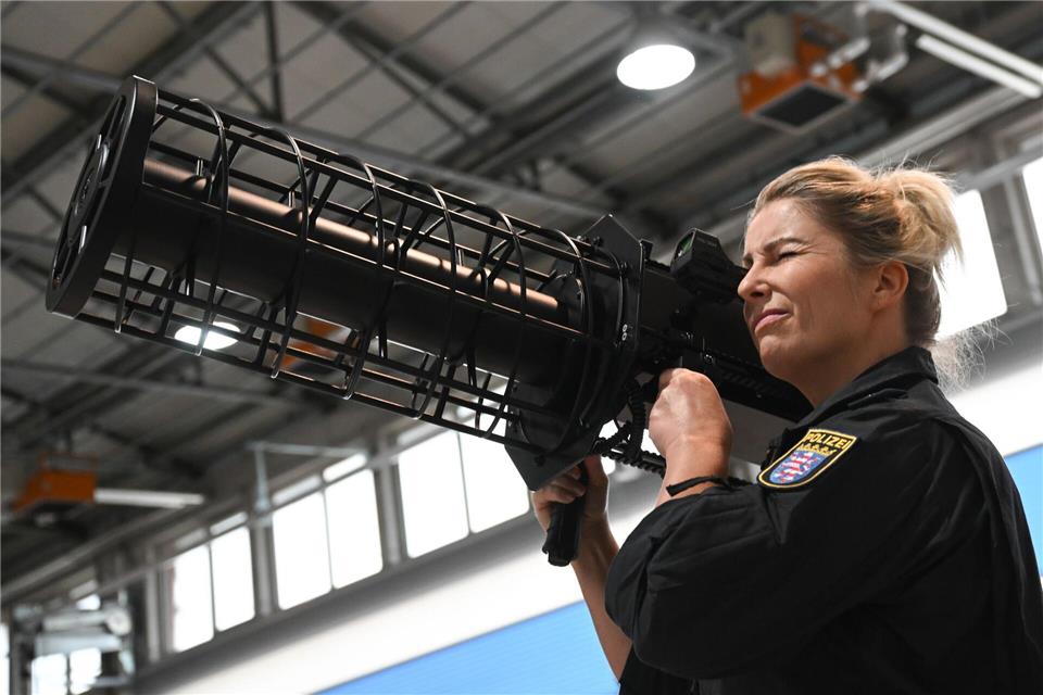 Eine Oberkommissarin der Polizeifliegerstaffel Hessen demonstriert im Kompetenzzentrum Drohnen den Einsatz eines Jammers. Jammer sind Geräte, die Hochfrequenzsignale aussenden, um die Kontrolle der Drohne zu stören oder vollständig zu blockieren. Arne Dedert/dpa
