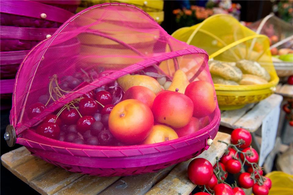 Nervige Küchengäste: So stellen Sie Fruchtfliegen eine Falle  Eine Obstschale mit einem Netz kann Insekten von vornherein fernhalten.Franziska Gabbert/dpa-tmn