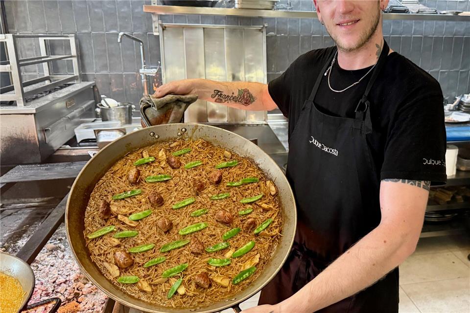 Eine Paella, wie sie im „Llisa Negra“ serviert wird.Wolfgang Stelljes/dpa-tmn