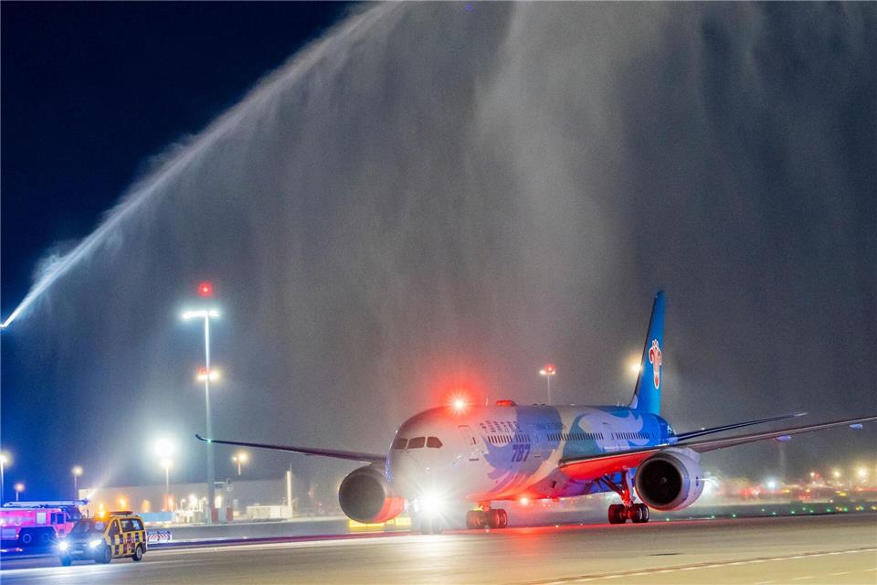 Eine Passagiermaschine von China Southern Airlines, die als erste das neue Terminal 3 angeflogen hat, wird mit Wasserfontänen am Flughafen Frankfurt begrüßt.Andreas Arnold/dpa