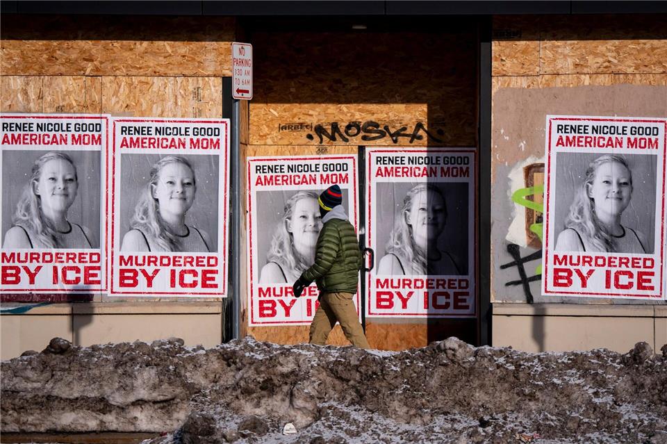 Eine Person geht in Minneapolis an einem Schild für Renee Good vorbei, die Anfang der Woche von einem ICE-Beamten tödlich erschossen wurde.Christopher Katsarov/The Canadian Press/AP/dpa