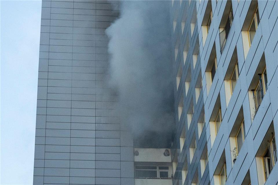 Eine Person habe bei Eintreffen der Feuerwehrkräfte schon auf dem Fensterbrett gesessen, hinter ihr schwarzer Rauch, sagte ein Sprecher der Feuerwehr. Christophe Gateau/dpa