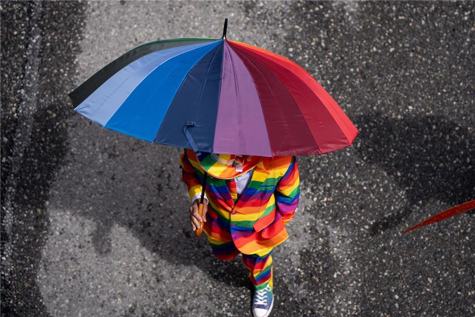 Eine Person in einem Regenbogenanzug nimmt an der Vancouver Pride Parade teil.ETHAN CAIRNS/The Canadian Press/AP/dpa