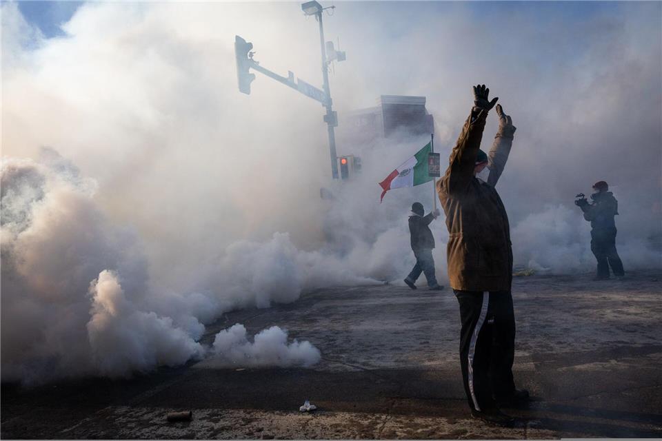 Eine Person ist in Minneapolis von Tränengaswolken umhüllt.Ben Hovland/Minnesota Public Radio/dpa
