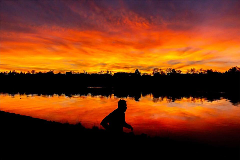 Eine Person joggt während des Sonnenuntergangs in Lewiston.August Frank/Lewiston Tribune/AP/dpa