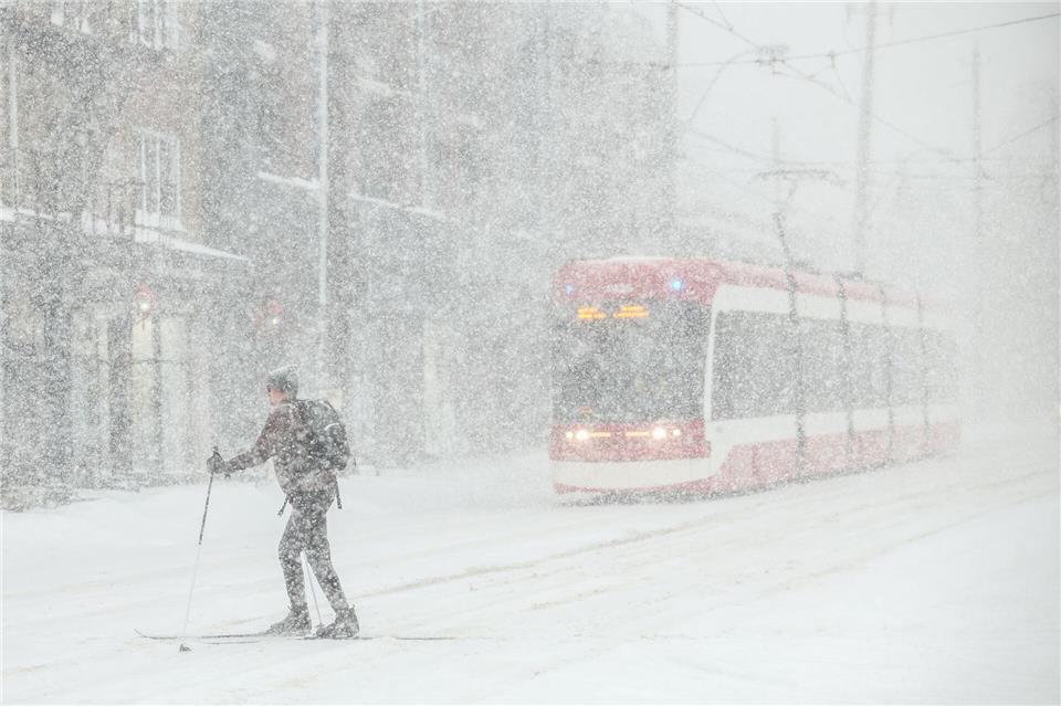 Eine Person läuft Ski in Toronto.Cole Burston/The Canadian Press/AP/dpa