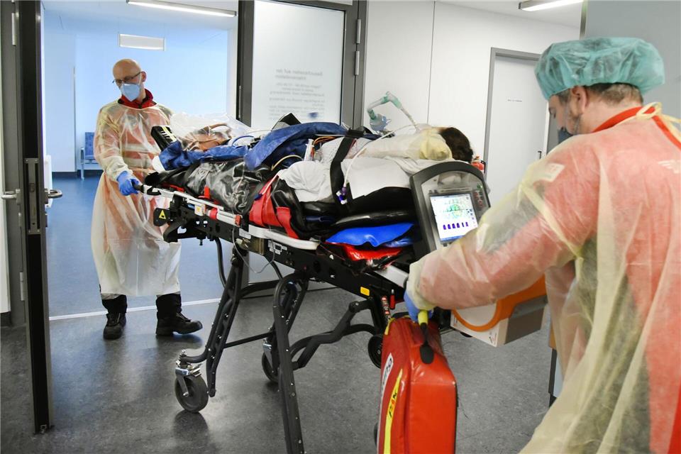 Eine Person wird zur Behandlung auf die Corona-Intensivstation des Krankenhauses Paul Gerhardt Stift gebracht. Zukünftig soll die Versorgung durch einen Umbau der Notaufnahme noch besser gesichert sein (Archivbild)Waltraud Grubitzsch/dpa-Zentralbild