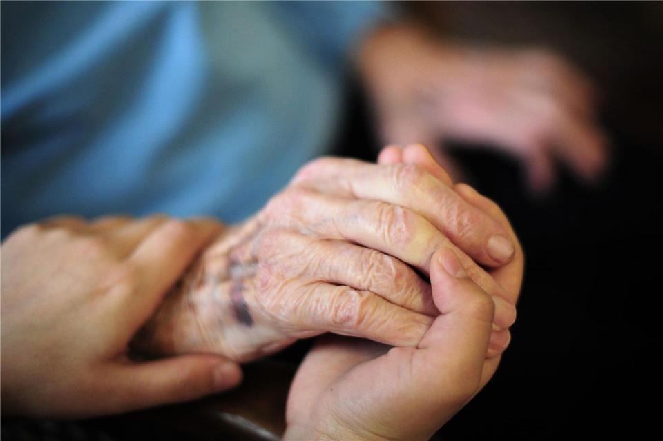 Eine Pflegekraft soll in einem Heim heimlich ein Erotikvideo produziert haben. (Symbolbild)Daniel Reinhardt/dpa