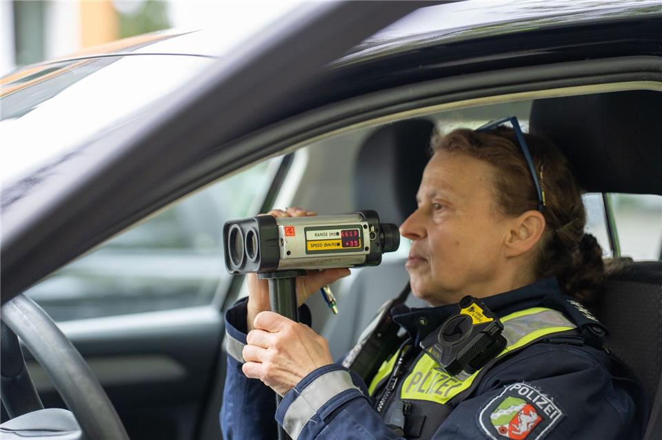 Eine Polizeibeamtin misst im Rahmen der sogenannten „Speedweek“ auf einer Landstraße mit der Radarpistole die Geschwindigkeit der Fahrzeuge.Max Lametz/dpa