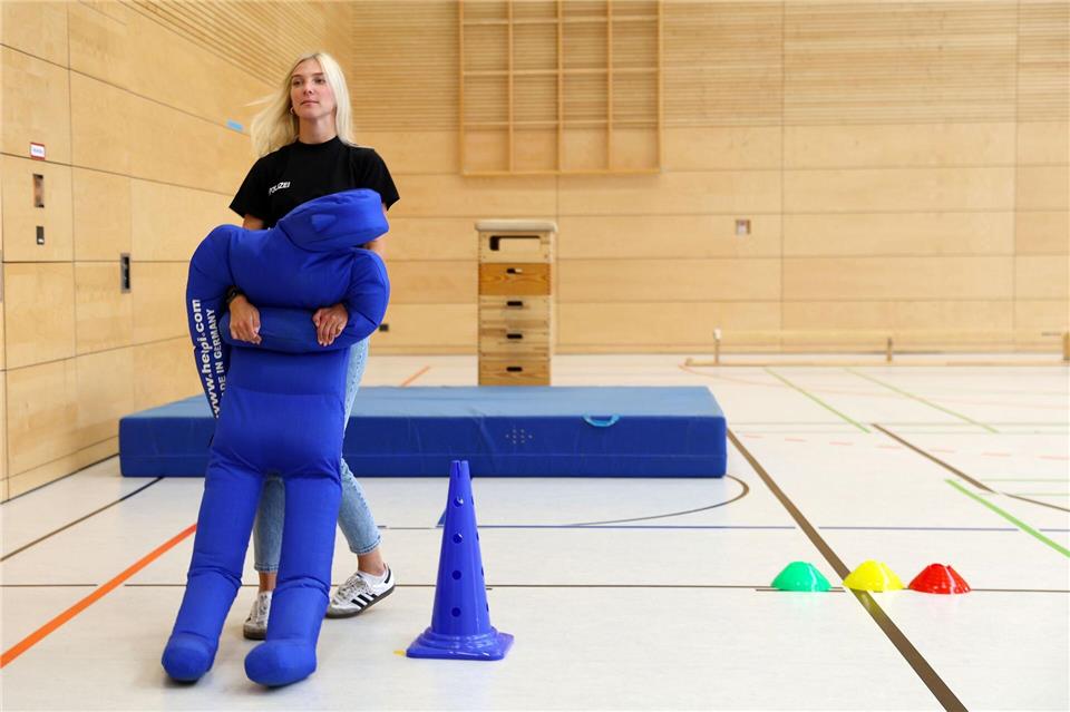 Eine Polizeikommissarin demonstriert die Personenrettung mit der 70 Kilogramm schweren Puppe.Stefan Rampfel/dpa