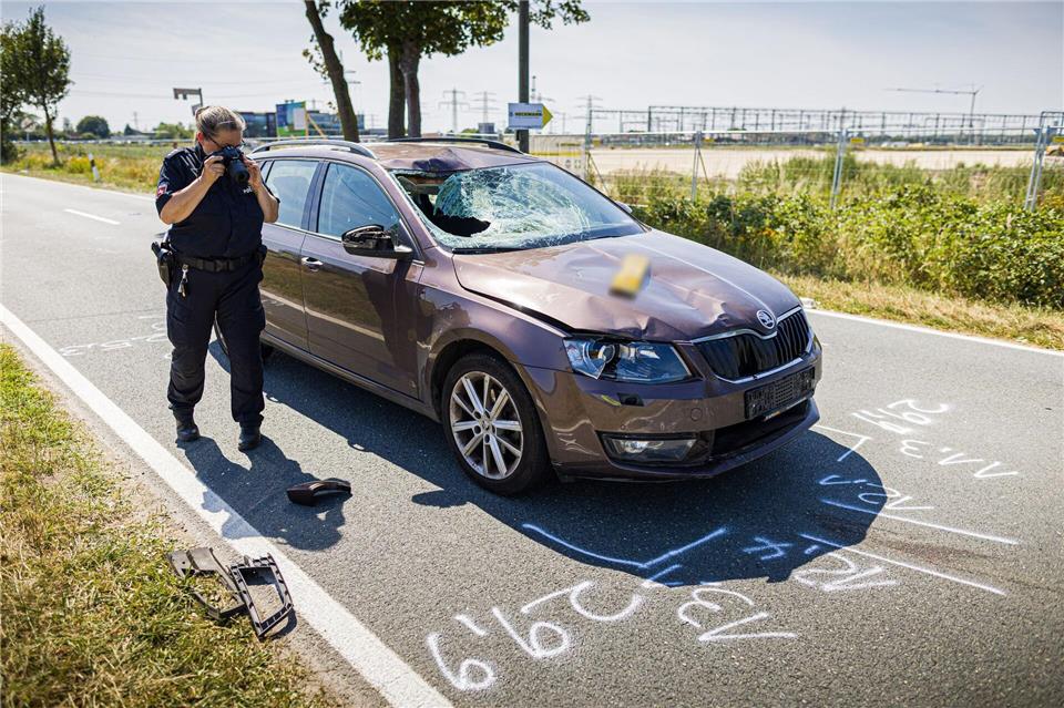 Eine Polizistin dokumentiert an einer Unfallstelle auf der K122 bei Lehrte in der Region Hannover Spuren.Moritz Frankenberg/dpa