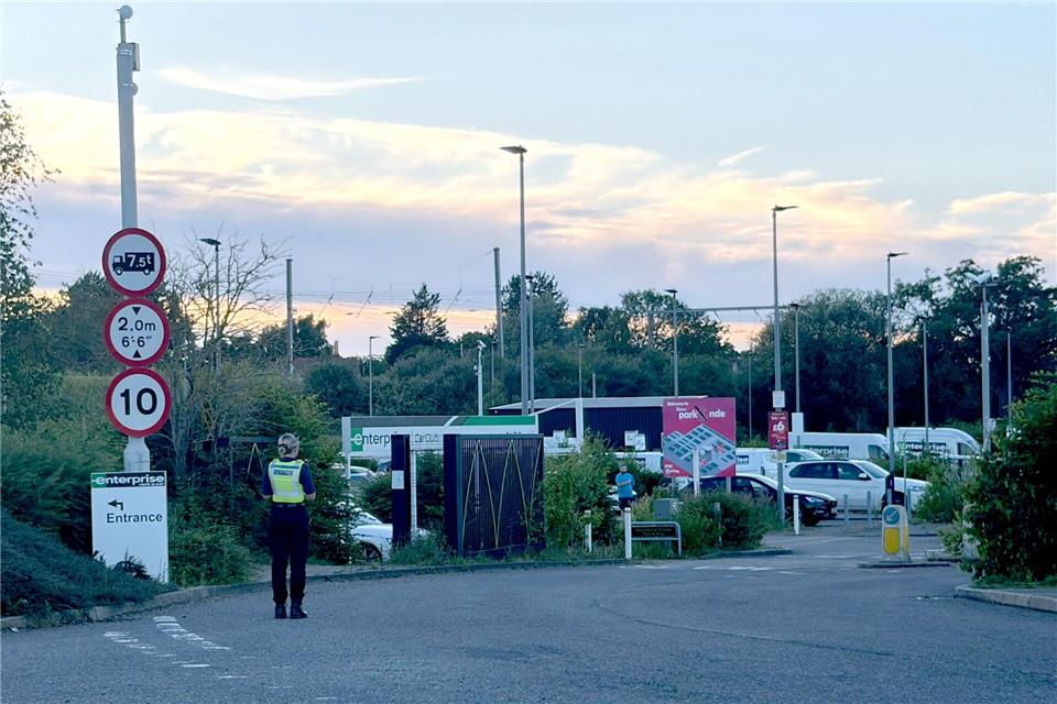 Eine Polizistin steht im Progress Park, wo Angehörige von Reisenden in Empfang genommen werden.Jordan Reynolds/PA Wire/dpa