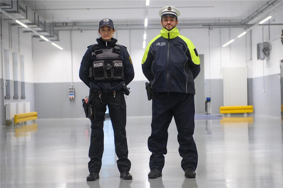 Eine Polizistin und ein Polizist tragen im Lager der Polizeiinspektion Zentrale Dienste der Bereitschaftspolizei die neue Streifendienstbekleidung für die Landespolizei Sachsen-Anhalt.Klaus-Dietmar Gabbert/dpa