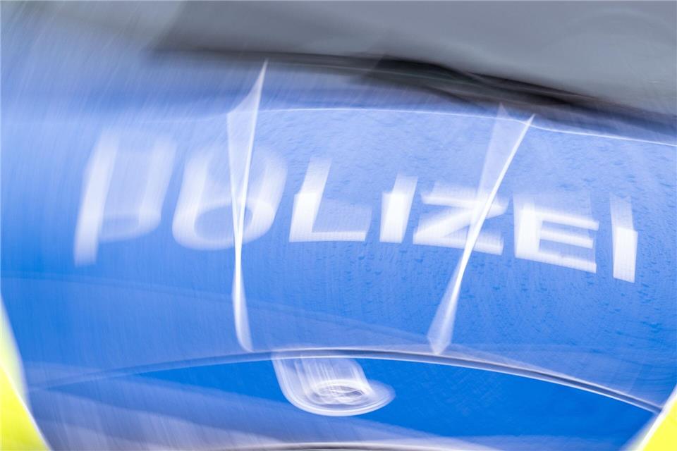 Eine Polizistin wurde bei der Verfolgungsjagd verletzt. (Symbolbild)Soeren Stache/dpa