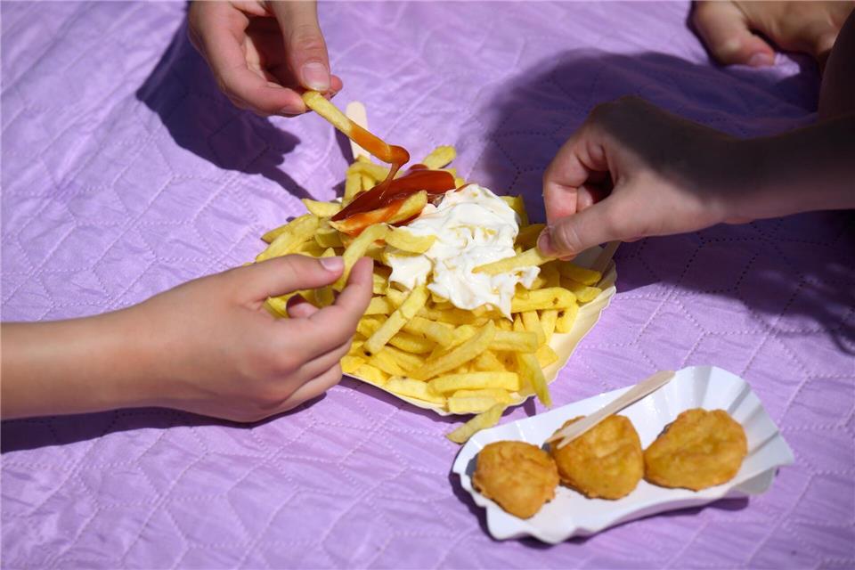 Eine Portion Pommes darf bei einem Freibadbesuch nicht fehlen. (Archivbild)Bernd von Jutrczenka/dpa