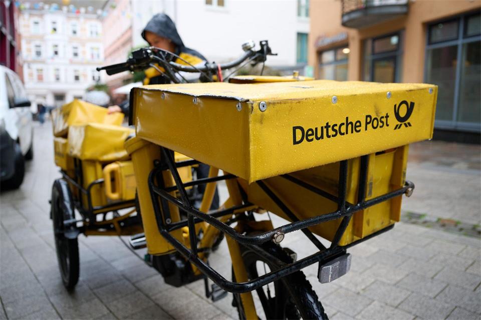 Eine Postbotin bei der Arbeit. Philip Dulian/dpa