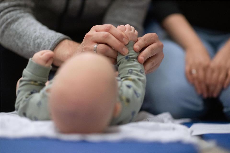 Eine RSV-Infektion ist bei Säuglingen und Kindern in Deutschland die häufigste Ursache von Erkrankungen der unteren Atemwege. (Symbolbild)Marijan Murat/dpa