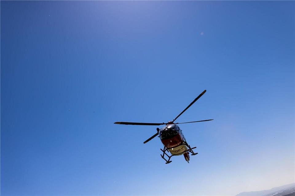 Eine Radfahrerin ist in Oberbayern verunglückt und mit dem Hubschrauber in eine Klinik geflogen worden. (Symbolbild)Philipp von Ditfurth/dpa
