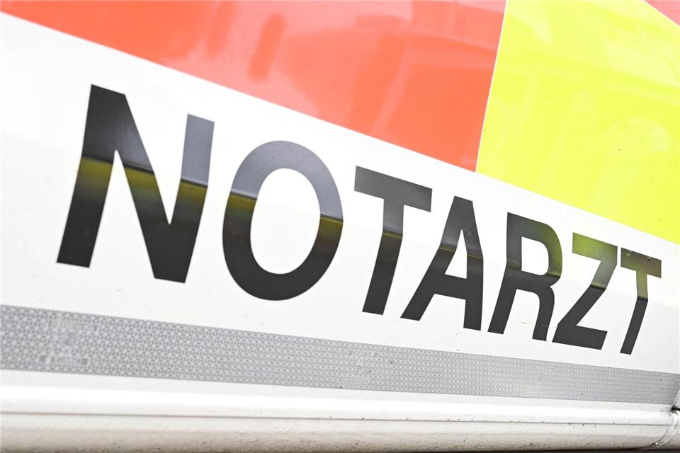 Eine Radfahrerin ist mit ein Notarztauto zusammengestoßen und schwer verletzt worden. (Illustration)Bernd Wei�brod/dpa