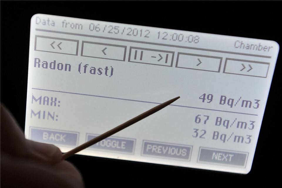 Eine Radonbelastung von 49 Becquerel pro Kubikmeter liegt noch unter den Grenzwerten. Der im Gesetz verankerte Referenzwert beträgt 300 Becquerel pro Kubikmeter Raumluft.picture alliance / Hendrik Schmidt/dpa/dpa-tmn