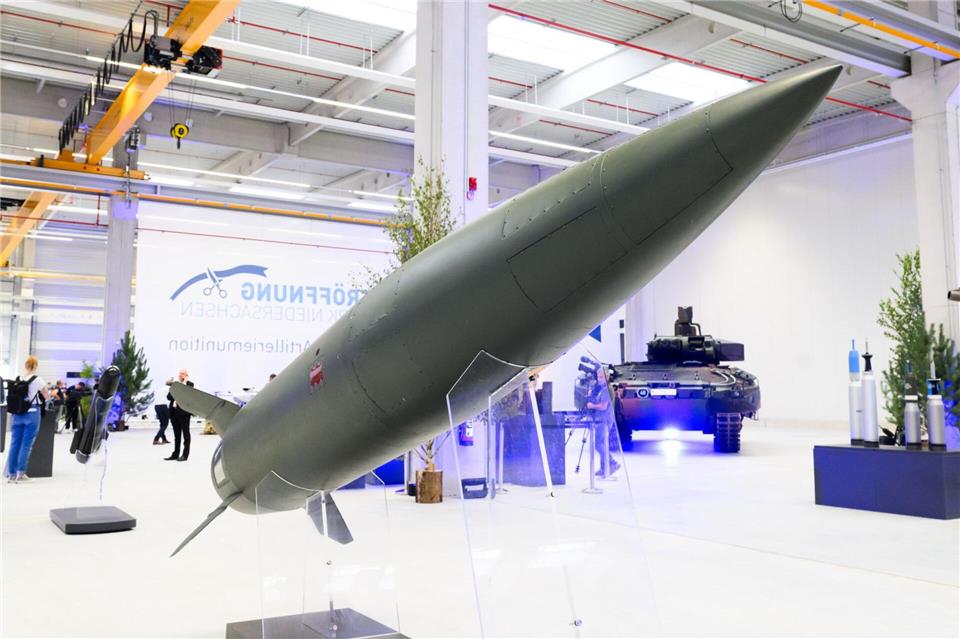 Eine Rakete vom Typ ATACMS steht im Artilleriewerk von Rheinmetall in Unterlüß. (Archivbild)Julian Stratenschulte/dpa