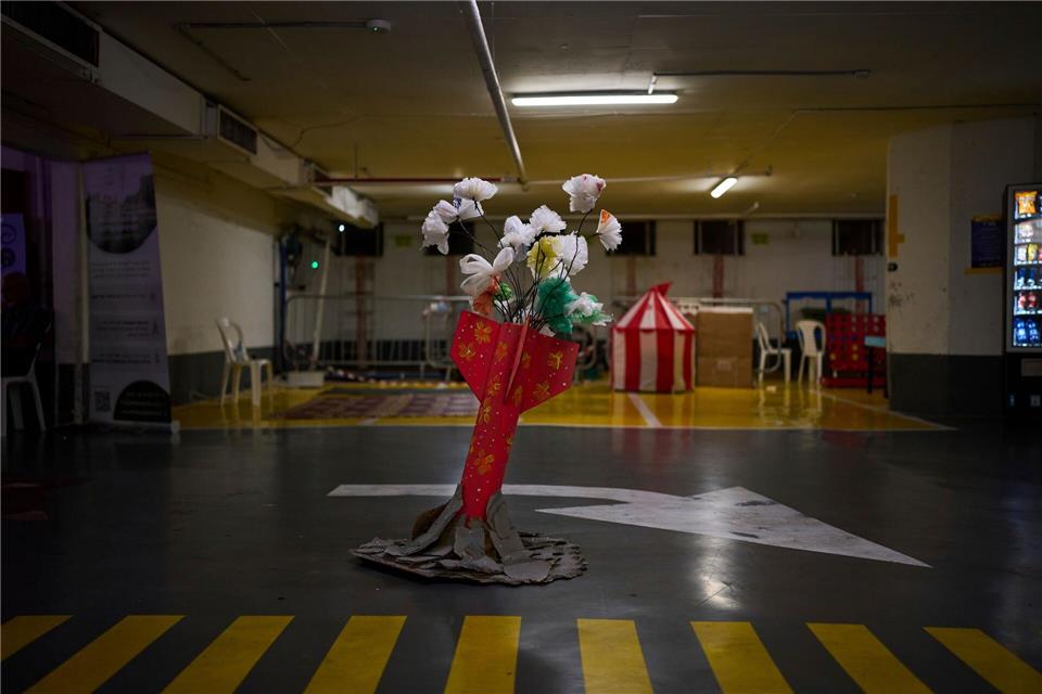 Eine Raketenattrappe steht in einer Tiefgarage in Tel Aviv, in der die Menschen Schutz vor möglichen iranischen Raketenangriffen suchen.Oded Balilty/AP/dpa