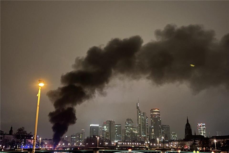 Eine Rauchsäule steigt am Frankfurter Mainufer auf.-/Feuerwehr Frankfurt am Main/dpa