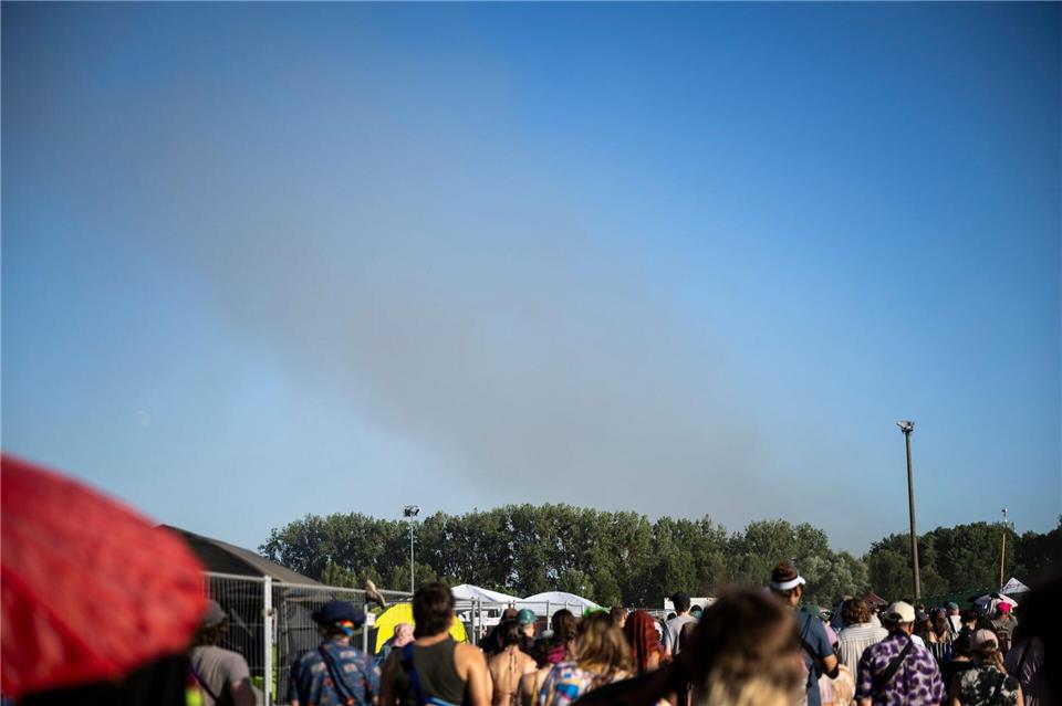 Eine Rauchsäule steigt unweit des Festivalgeländes in die Luft. Philip Dulian/dpa