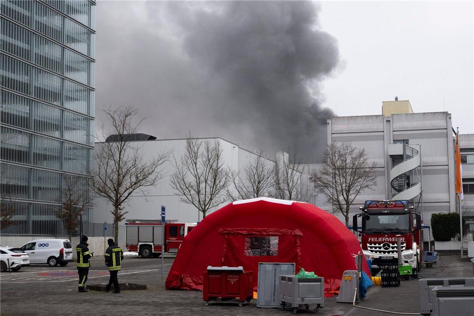 Eine Rauchsäule war weithin sichtbar.Boris Roessler/dpa