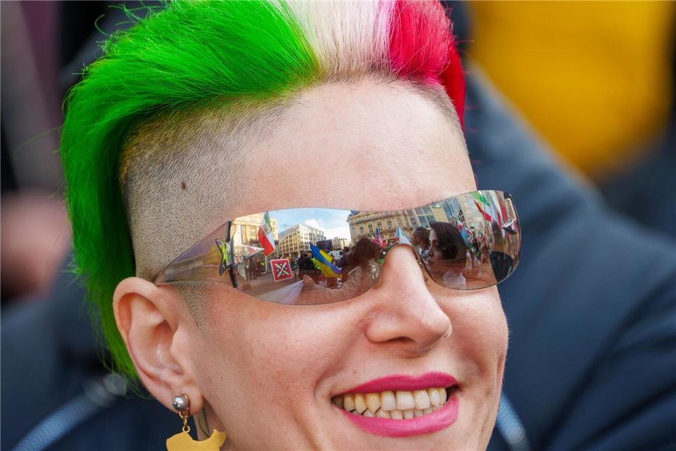 Eine Rednerin bedankte sich für die Intervention der USA. Andreas Arnold/dpa