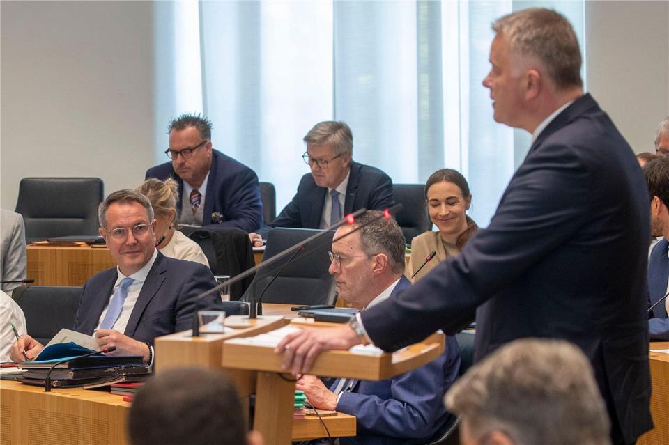 Eine Regierung aus Schweitzers SPD und der CDU mit Gordon Schnieder (rechts) erscheint derzeit nach der Landtagswahl am wahrscheinlichsten - aktuell liegt die CDU in Umfragen vorn. (Archivbild)Helmut Fricke/dpa