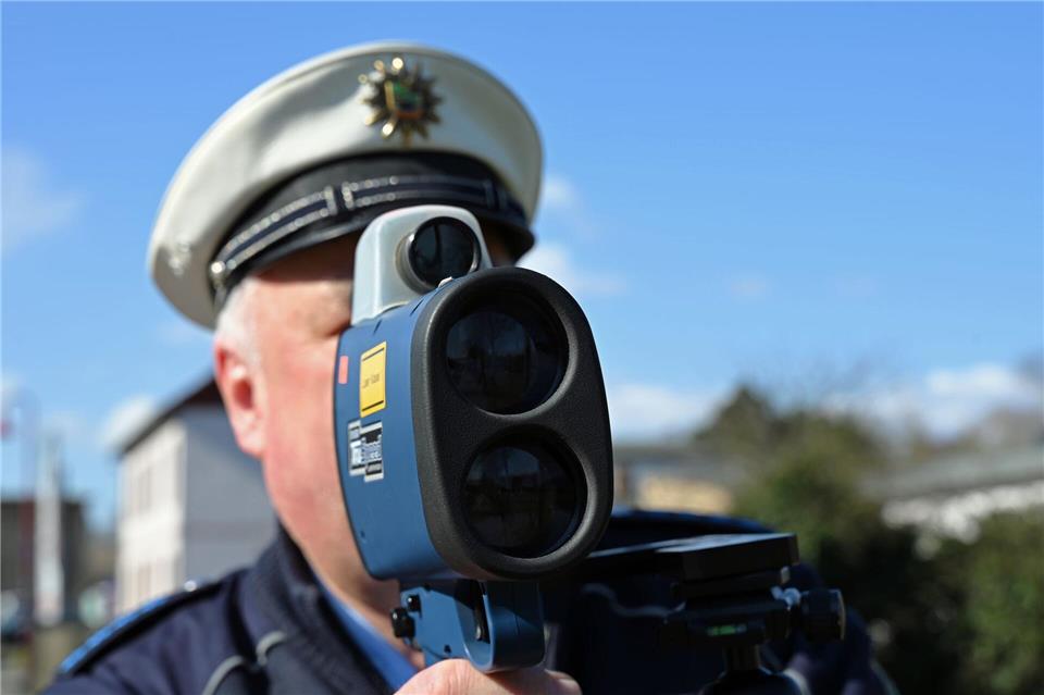 Eine Reihe von Polizeibeamten schiebt den Ruhestand hinaus und arbeitet freiwillig länger. (Archivbild)Elisa Schu/dpa