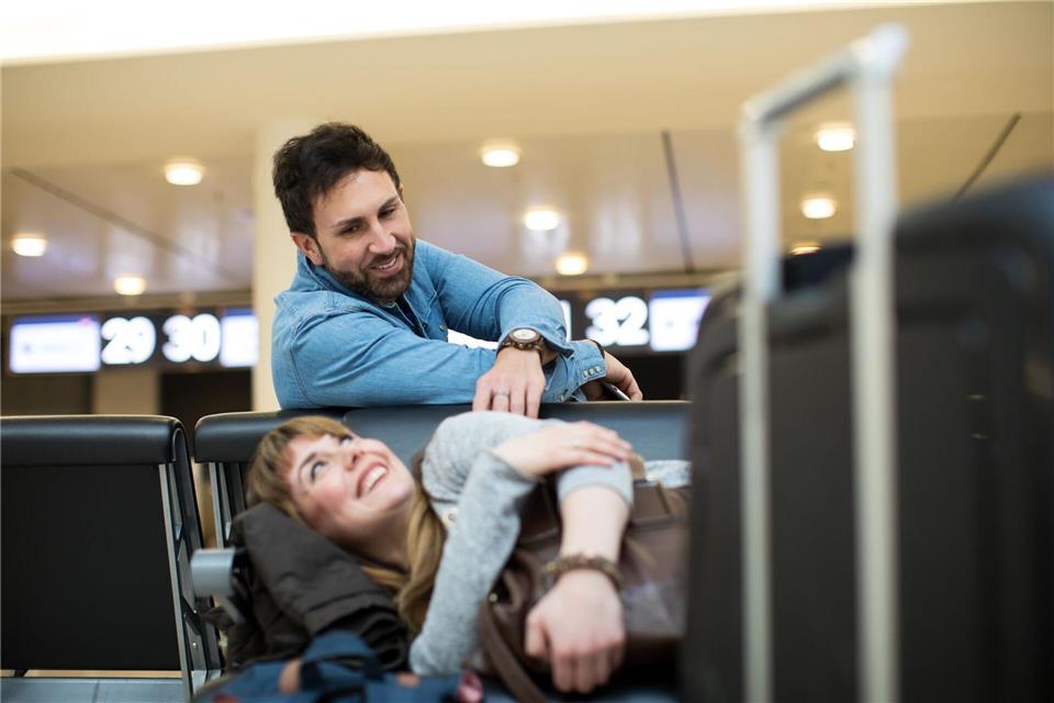 Eine Reise über mehrere Zeitzonen steht an? Dann droht ein Jetlag - doch mit dem richtigen Verhalten lässt er sich eindämmen.Christin Klose/dpa-tmn